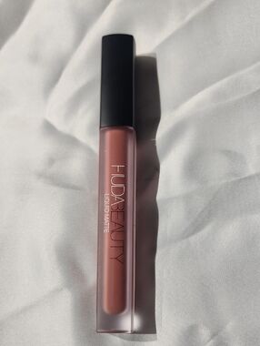 HUDA BEAUTY Liquid Matte Lipstick - Mauve Nude Pink